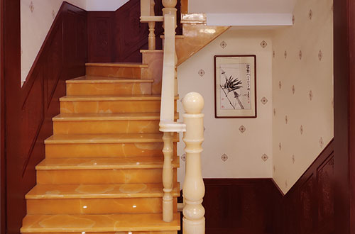 砀山中式别墅室内汉白玉石楼梯的定制安装装饰效果